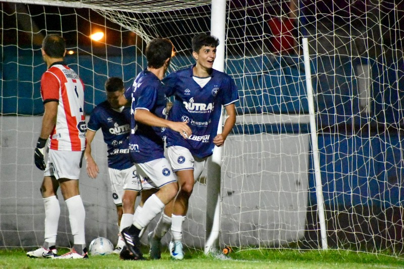 Racing se meti en cuartos de final con una goleada